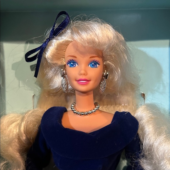 Winter Velvet Barbie 1995 - Picture 3 of 15